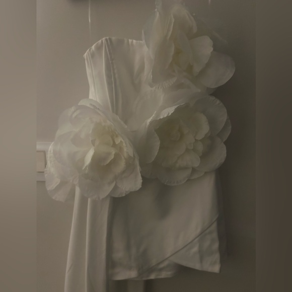 White floral Dress with train - Picture 3 of 6